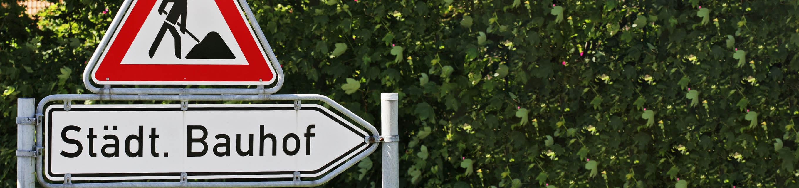 Effektives Training für mehr Sicherheit: Die Vorteile digitaler Schulungen im Arbeitsschutz für Bauhöfe Verkehrszeichen 123 "Arbeitsstelle" mit Zusatz "Städt. Bauhof" mit Bäumen im Hintergrund