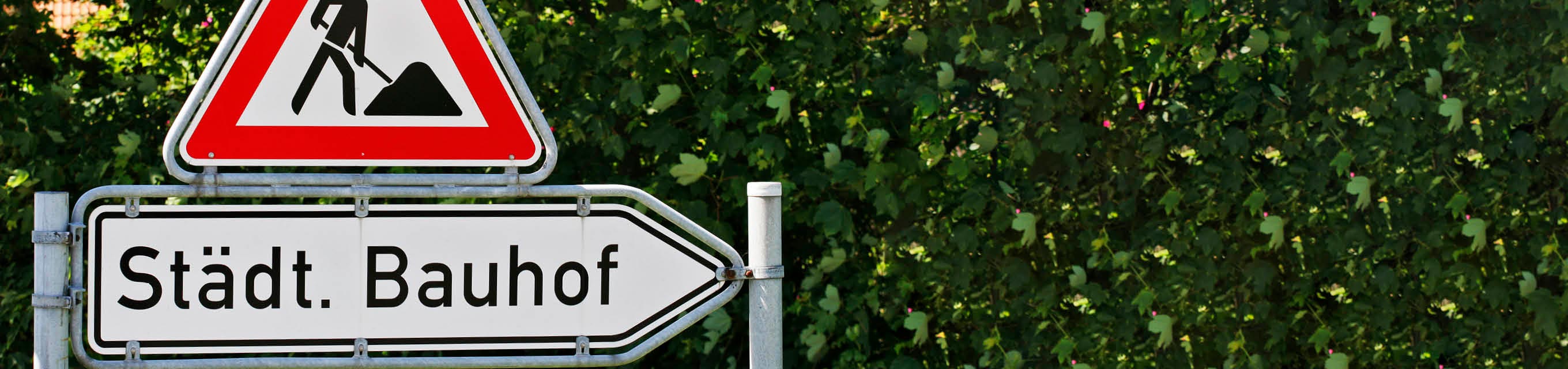 Verkehrszeichen 123 "Arbeitsstelle" mit Zusatz "Städt. Bauhof" mit Bäumen im Hintergrund