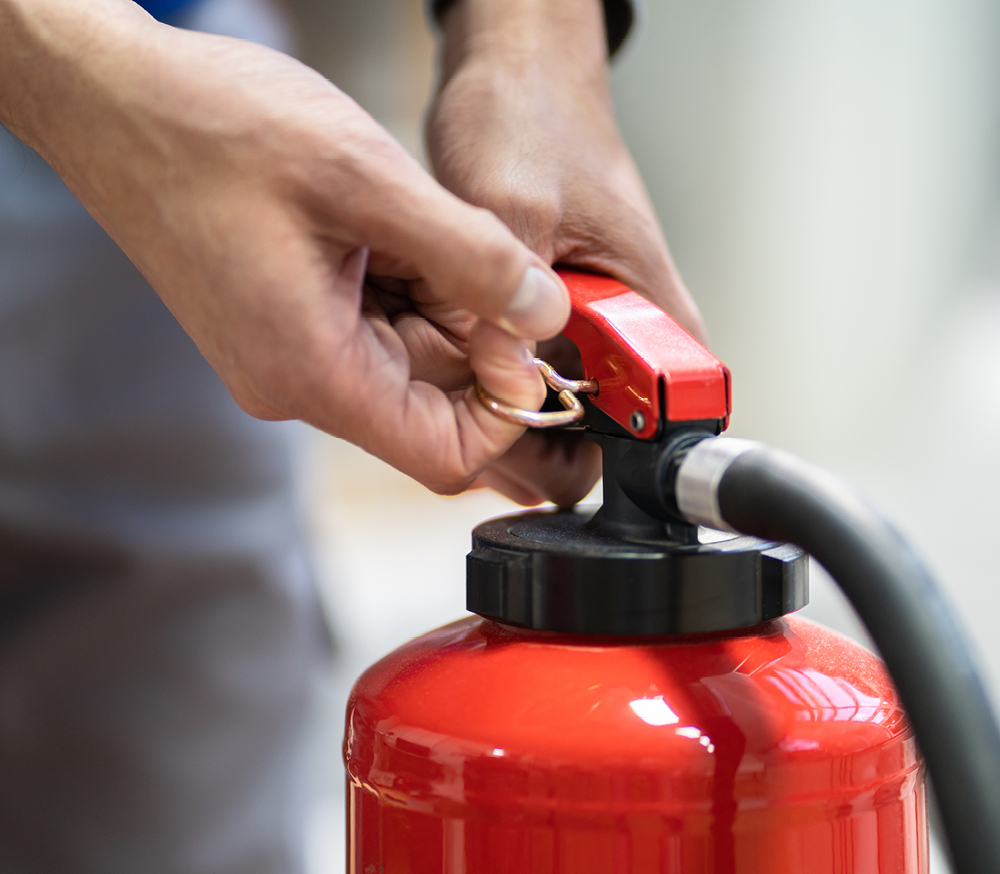 Digitale Unterweisung zum Thema Brandschutz Korrektes entfernen des Sicherheitsstiftes eines Feuerlöschers