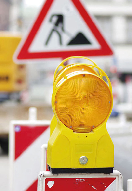 Baustellensicherung mittels Leitbake und Warnleuchteund