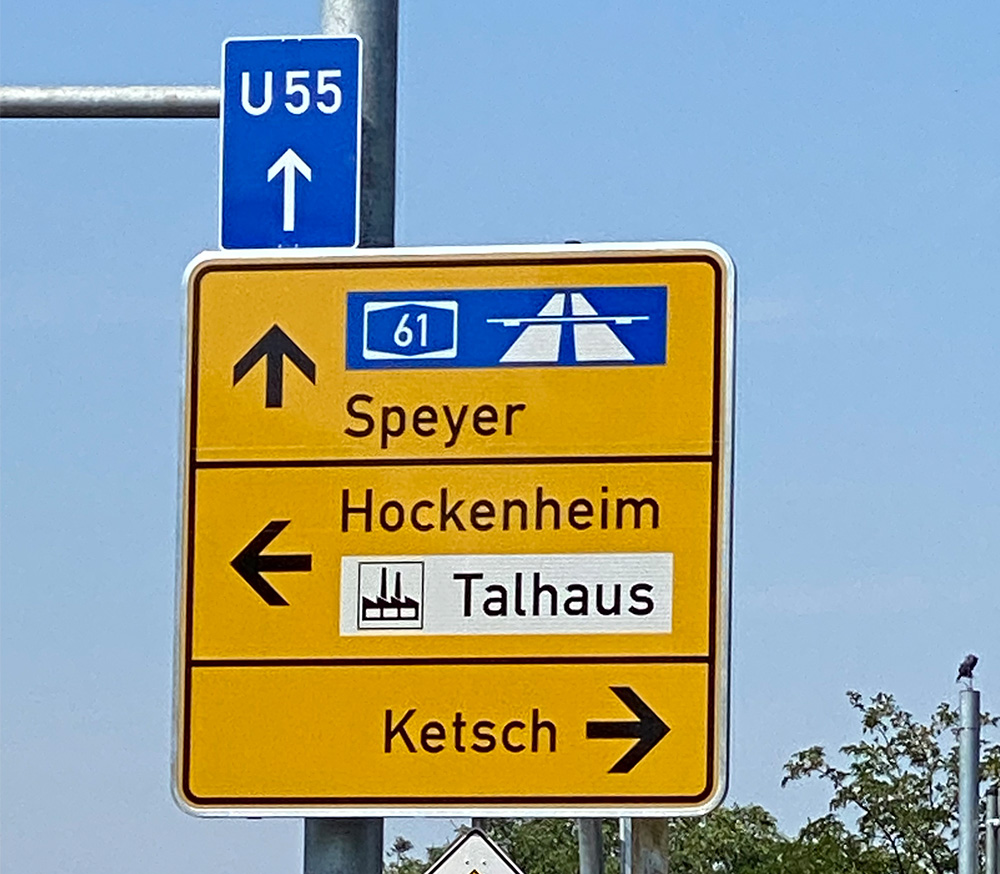 Verkehrszeichen zeugen den Weg zur A61 Speyer
