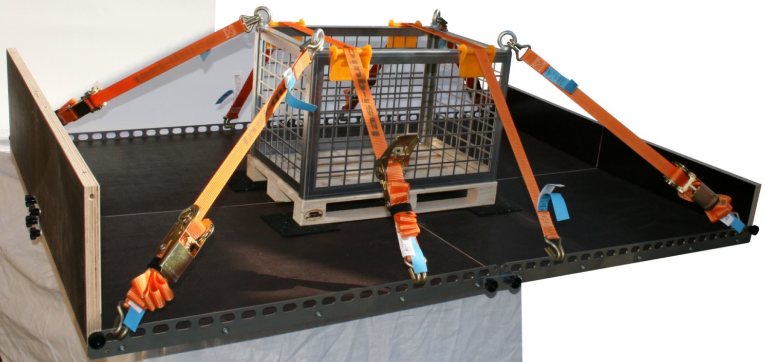 Die LaSi-Quick Ladefläche fixiert die Gitterbox mit 8 Zurrgurten.