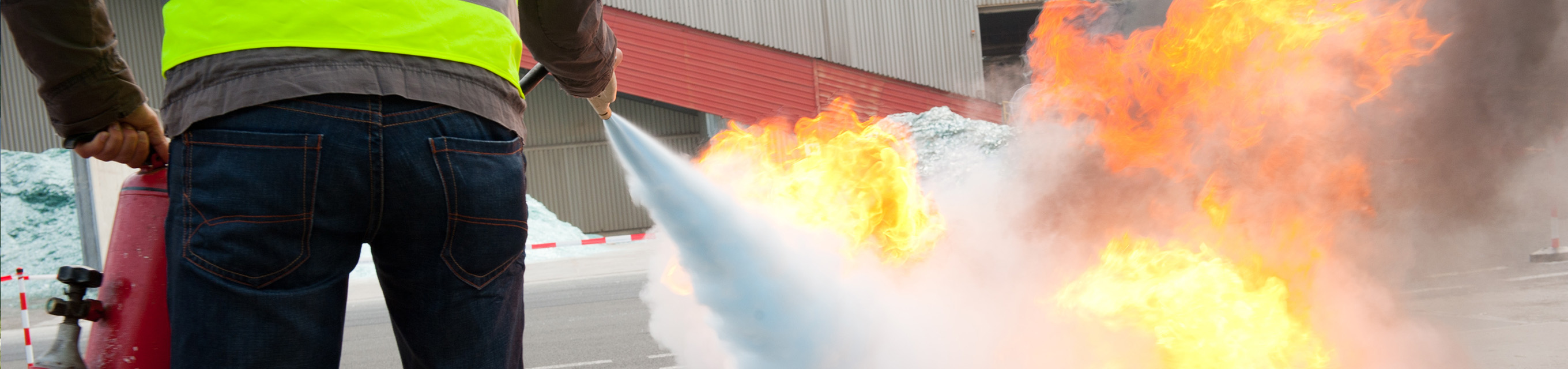 MORAVIA Akademie Aktuell: Brandschutzhelfer: Gefahren erkennen und minimieren & Baumpflege im Rahmen der Verkehrssicherungspflicht Ein Brandschutzhelfer löscht eine Flamme mit einem Feuerlöscher.