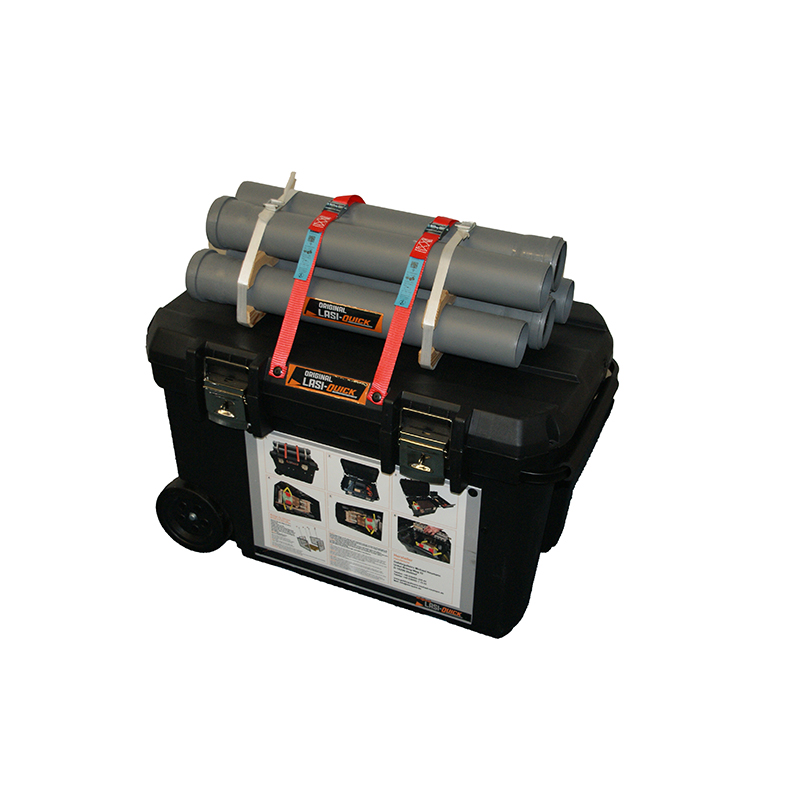 Schwarzer Trolley mit Rolensicherung auf dem Deckel.