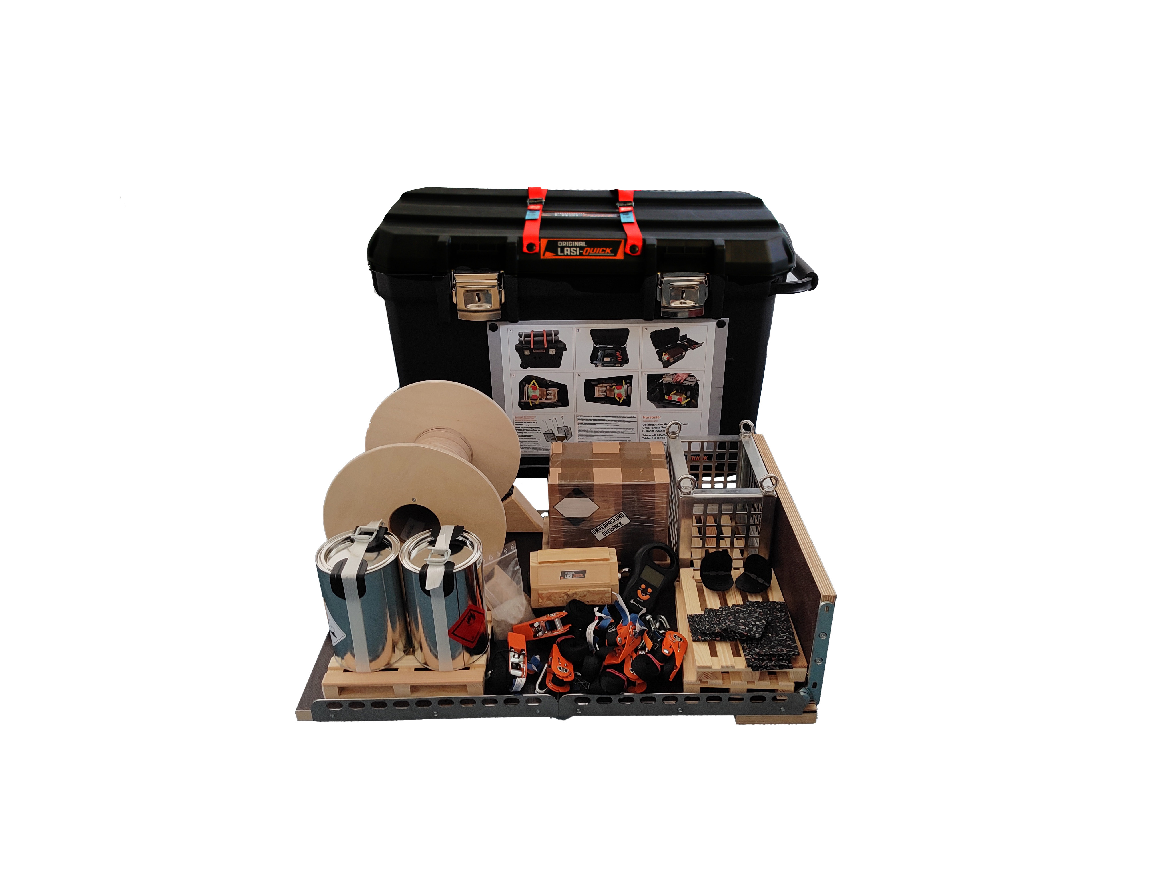 Ladefläche micro mit Gitterbox, Paletten, Zurrgurten, Anti-Rutschmatten,Kantenschonern, Fassladung, Kartonladung, Kabeltrommel und Lasi-Quick mü vor schwarzem Trolley