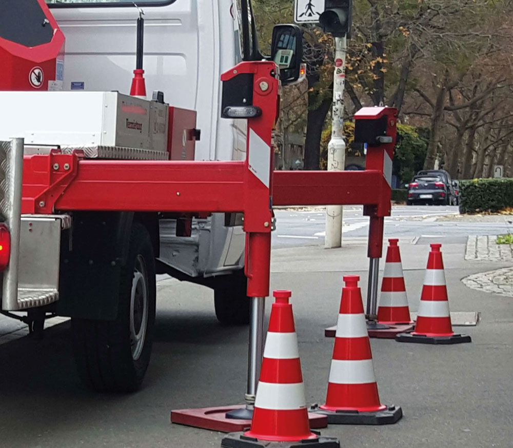 Kurzzeitige Eingriffe in den Straßenverkehr Kleinlaster mit hydraulischen Ausleger-Beinen und Leitkegeln