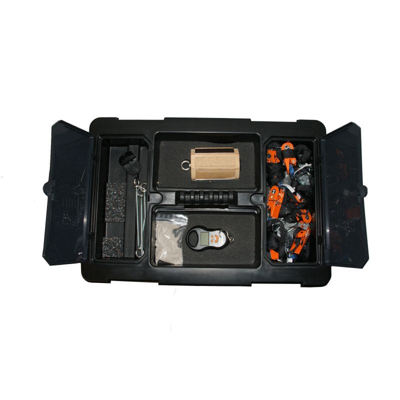 Schwarzer Trolleyeinsatz mit Unterteilungen, in denen Zurrgurte, Rutschmatten und LaSi Quick μ liegen.