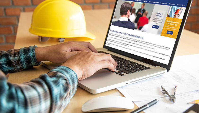 MORAVIA Akademie + Verlag ist mit einem neuen Webauftritt online Laptop mit neuer Webseite