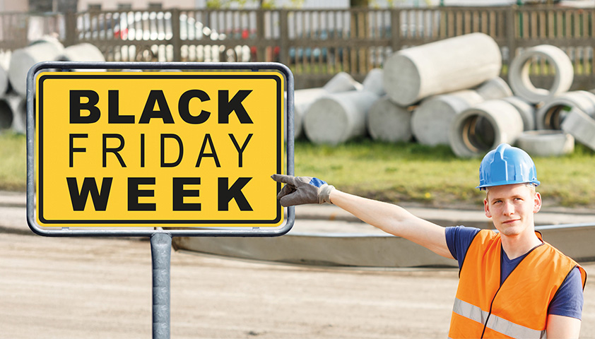 Arbeiter zeigt auf Schild mit der Aufschrift Black Friday Week