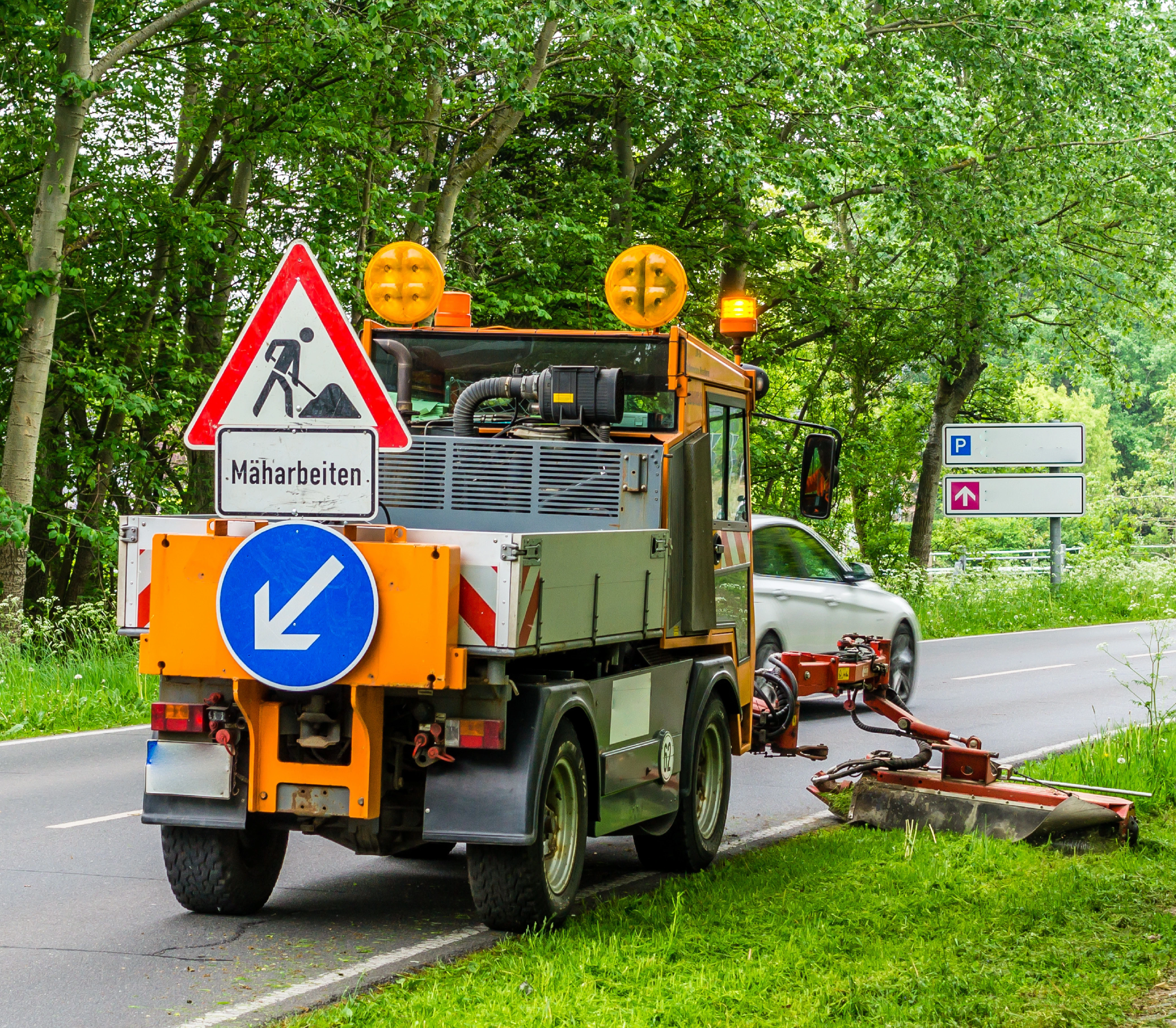 Fahrzeug der Straßenwartung bei Mäharbeiten