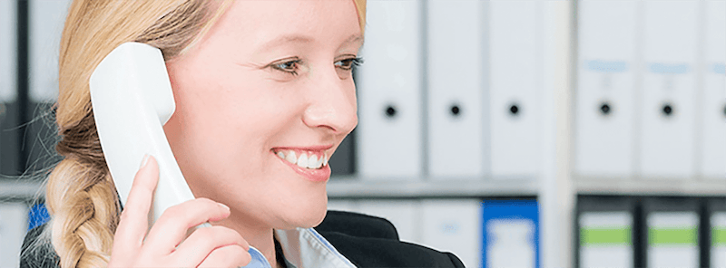 blonde Frau am Telefon
