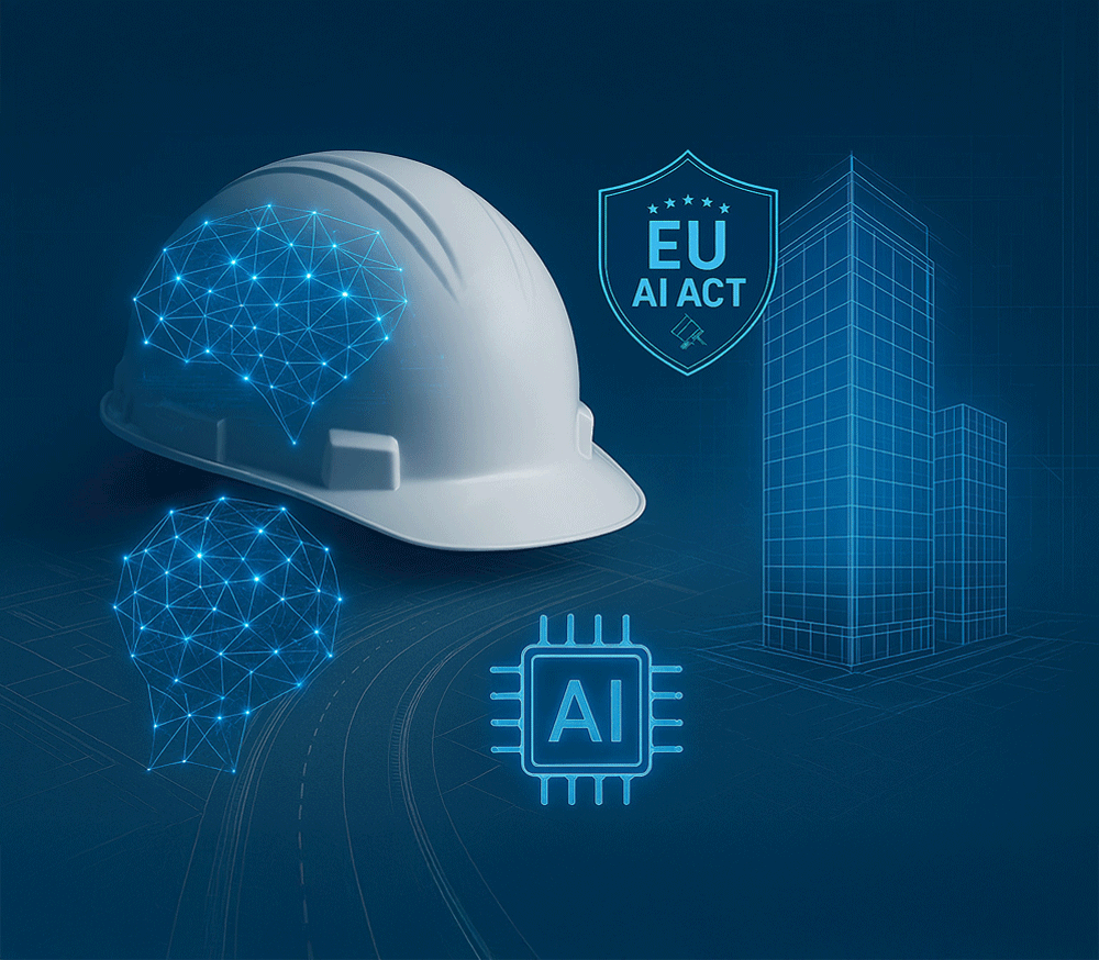 Weißer Schutzhelm mit blau dargestellten KI‑Netzwerkstrukturen und einem EU‑AI‑Act‑Symbol, ergänzt durch digitale Gebäudekonturen und ein AI‑Chip‑Icon auf dunklem Hintergrund.