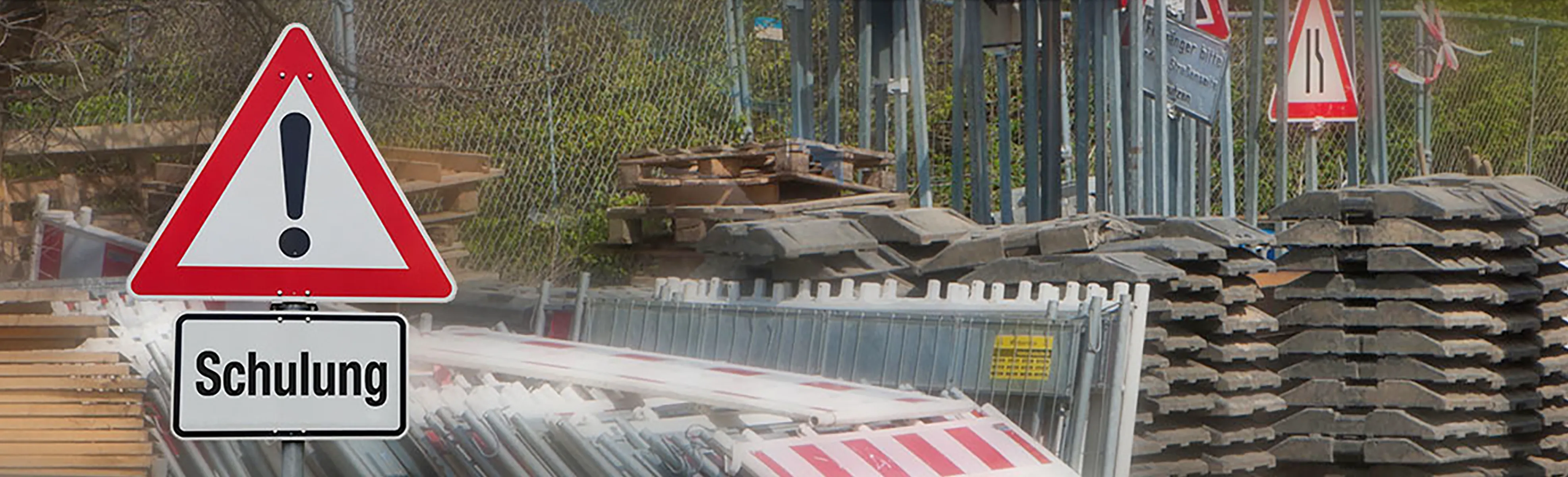 Headerbild Schulungen Eine Baustelle, auf der ein Bagger und ein Kran arbeiten, um ein neues Bauprojekt voranzutreiben.