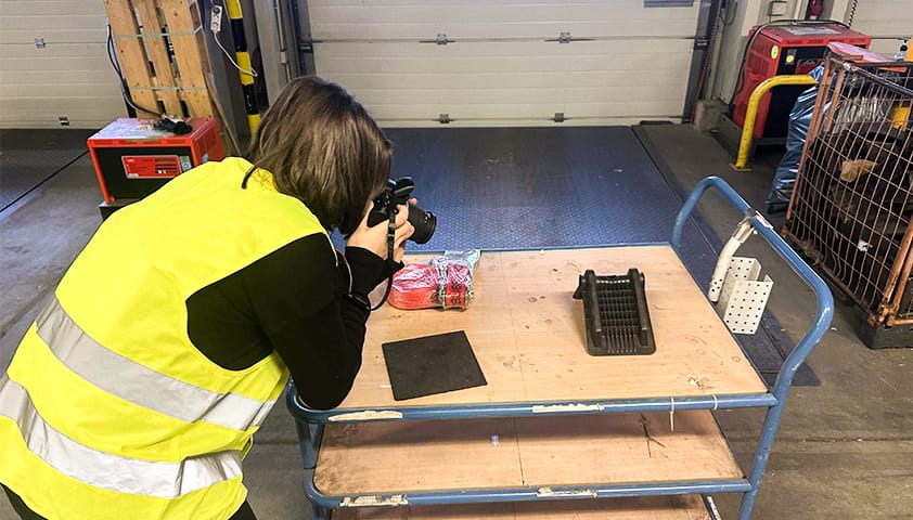 Fotografin fotografiert Material zur Ladungssicherung