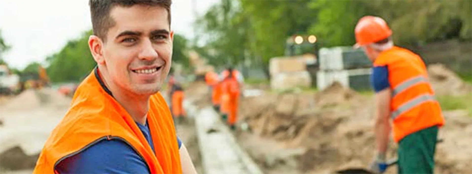 mehrere Arbeiter beim Strassenbau