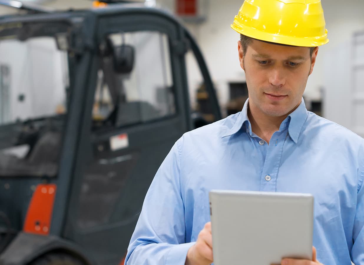 Lernen und Weiterbildung durch Digitale Kurse Ein Mitarbeiter bildet sich durch Digitale Kurse weiter