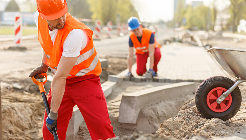 Zertifikatslehrgang „Straßenbau & Straßenerhaltung“ - Ihr Karriereschritt im Infrastrukturbereich Bauarbeiter graben eine Grube im Straßenverkehr