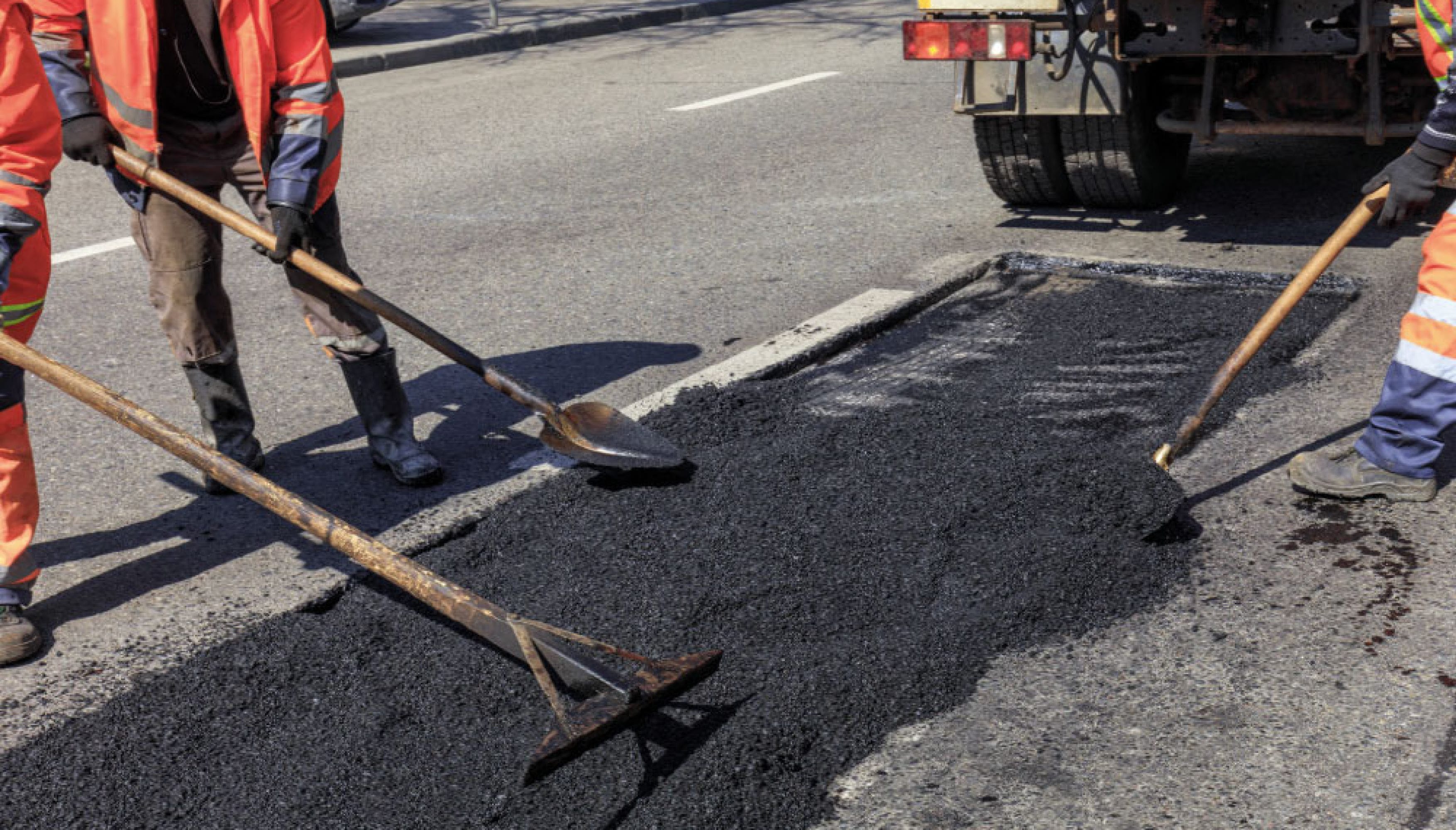 Arbeiten mit Asphalt auf der Straße