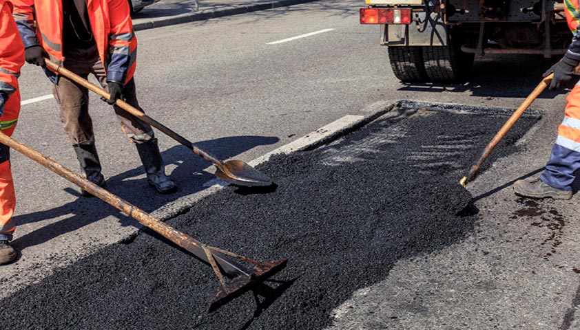 Arbeiten mit Asphalt auf der Straße