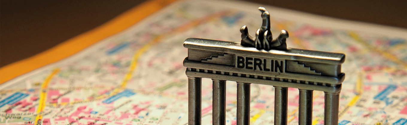 Brandenburger Tor steht auf einer Landkarte