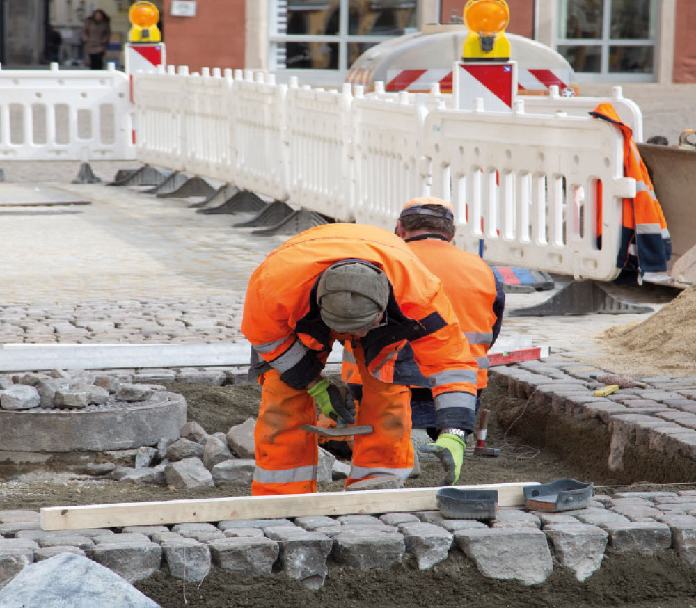 Herstellen von Pflasterbelägen im Straßenbau nach aktuellem Stand der Technik Herstellen von Pflasterbelägen im Straßenbau nach aktuellem Stand der Technik