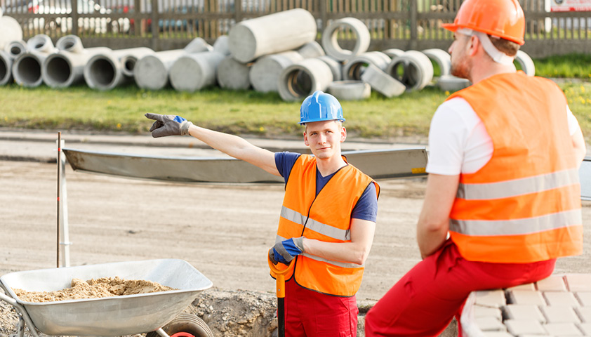 Bauarbeiter zeigt auf etwas
