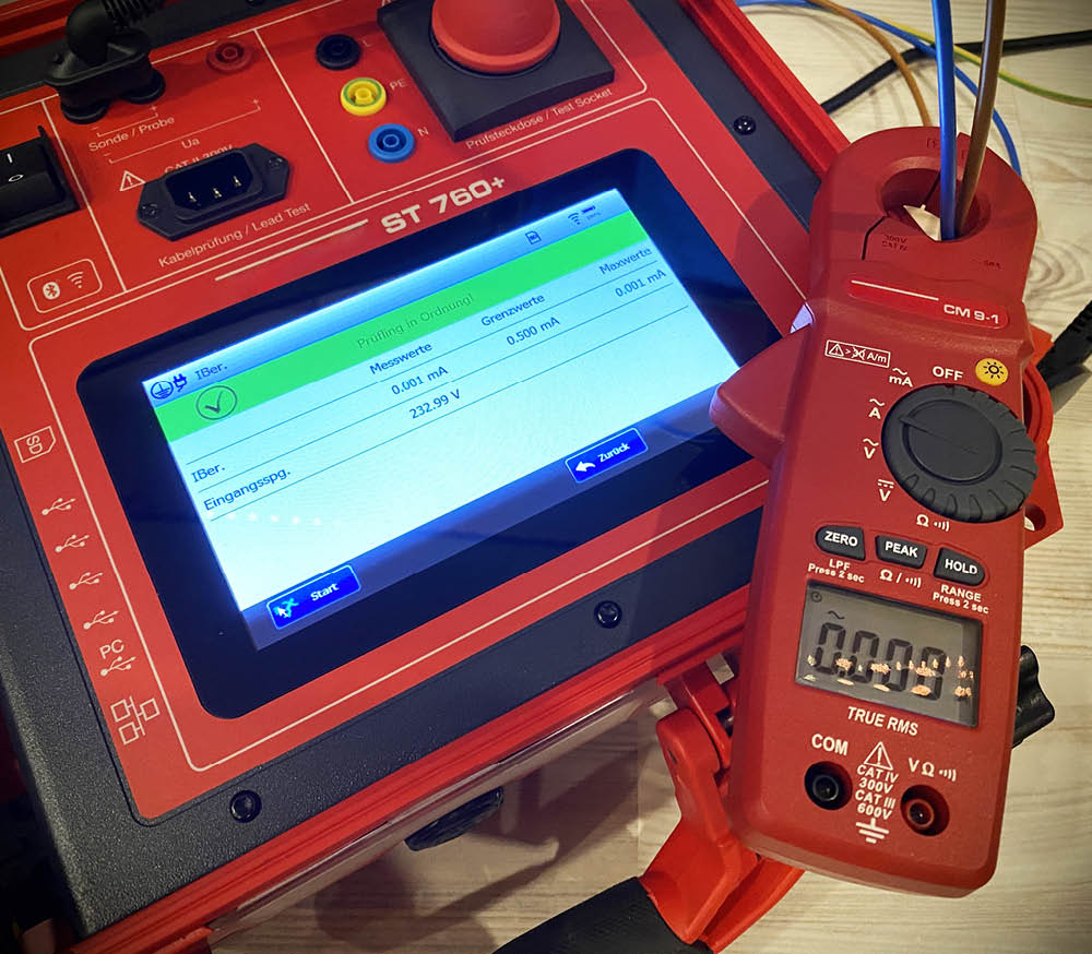 EuPH – Elektrotechnisch unterwiesene Person (EuP) – mit Prüfhelferqualifikation Elektrisches Gerät in Rot mit einem digitalen Display zur Anzeige von Daten.