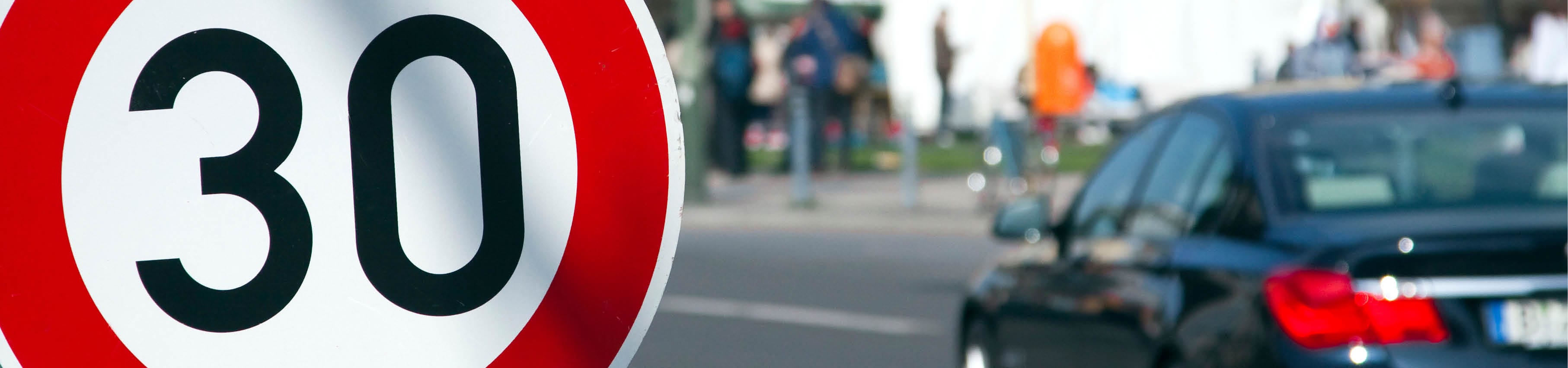 Reform des Straßenverkehrsgesetzes: Mehr Klimaschutz und lokale Flexibilität Schilder "Bauarbeiten" und "Geschwindigkeitsbegrenzung 30" an befahrener Straße