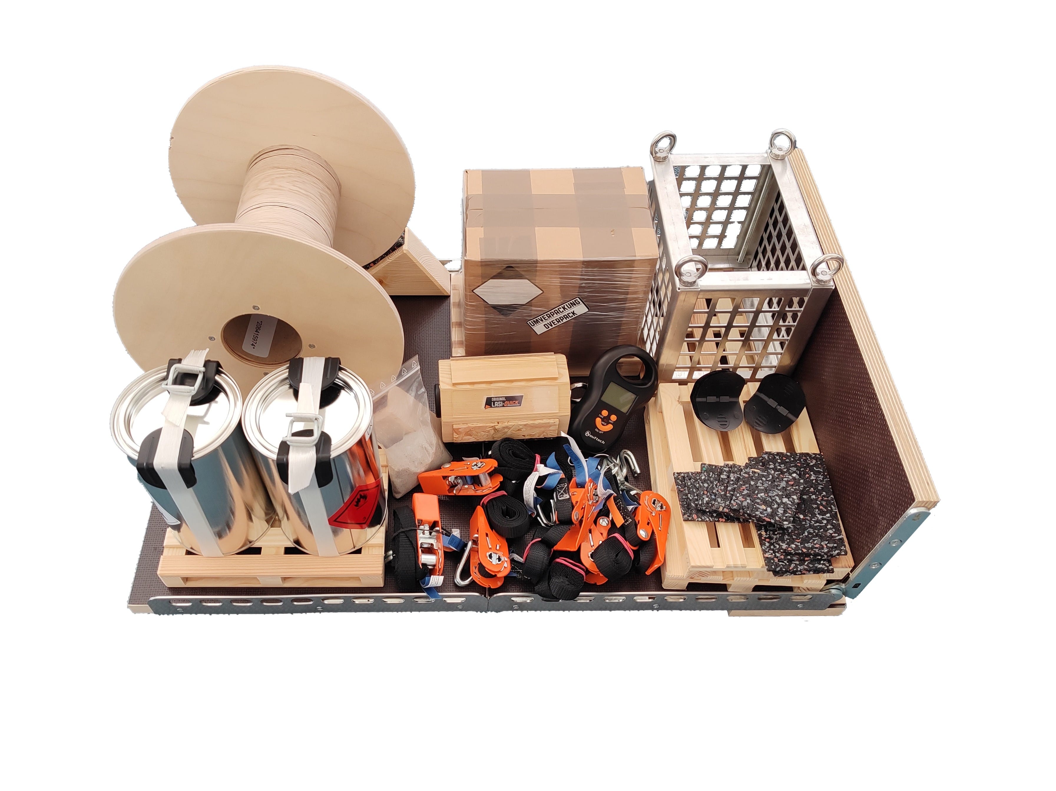 Ladefläche micro mit Gitterbox, Paletten, Zurrgurten, Anti-Rutschmatten,Kantenschonern, Fassladung, Kartonladung, Kabeltrommel und Lasi-Quick mü