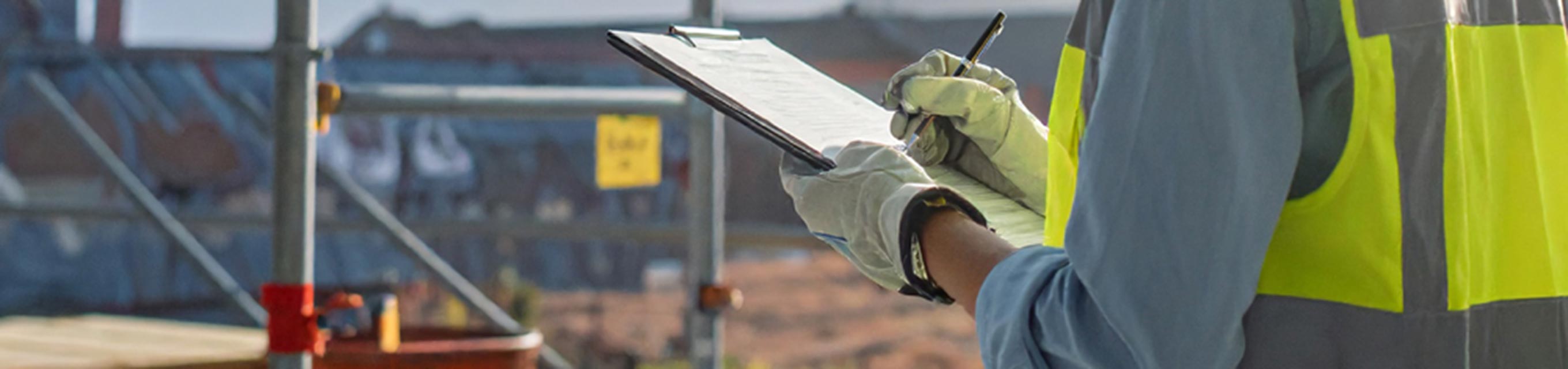 Kontrolle und Inaugenscheinnahme eines Baugerüst