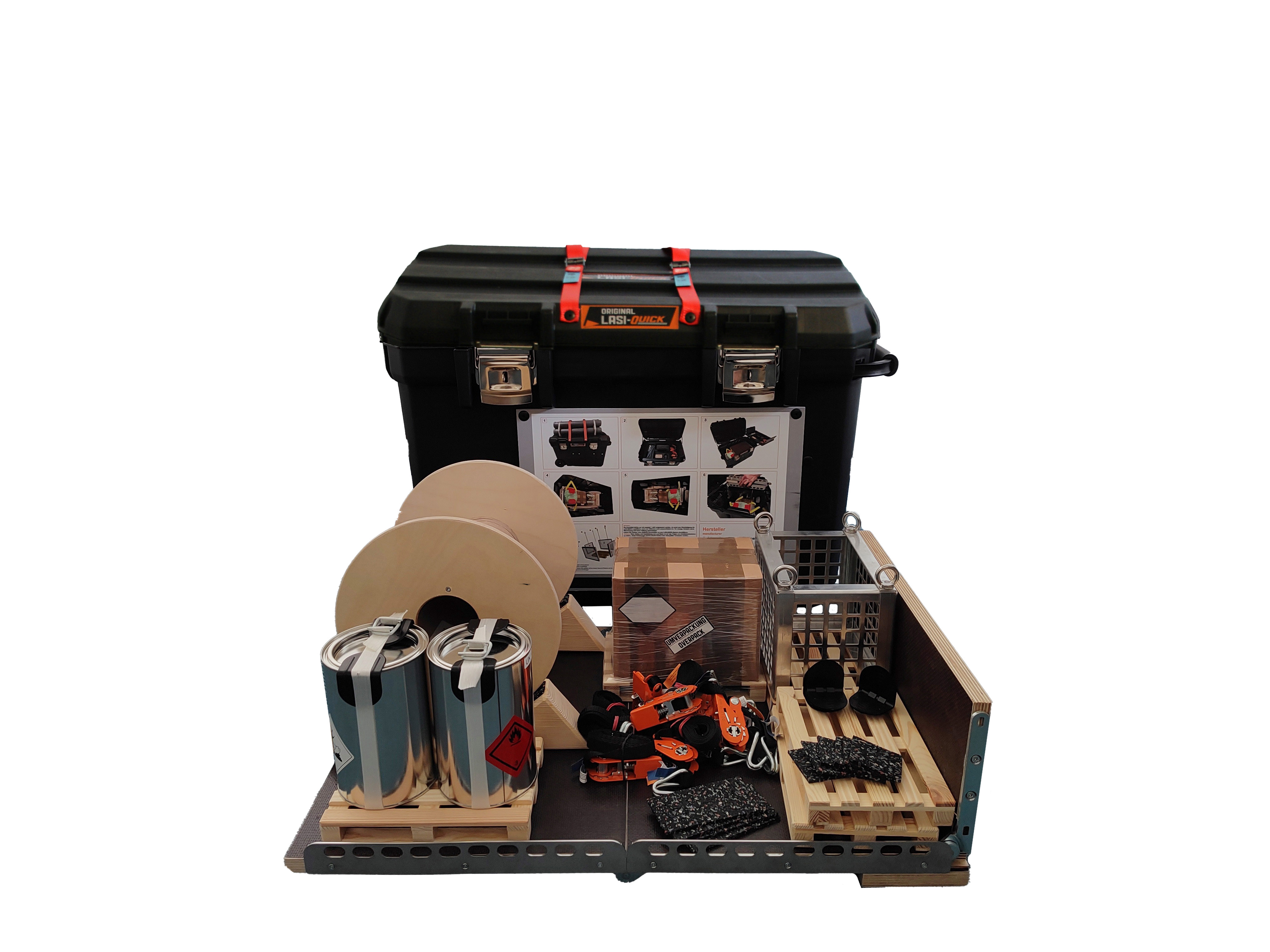 Lasi-Quick micro basic, eine Fassladung micro, eine Kartonladung micro und eine Kabeltrommel micro liegen vor dem schwarzen Trolley.