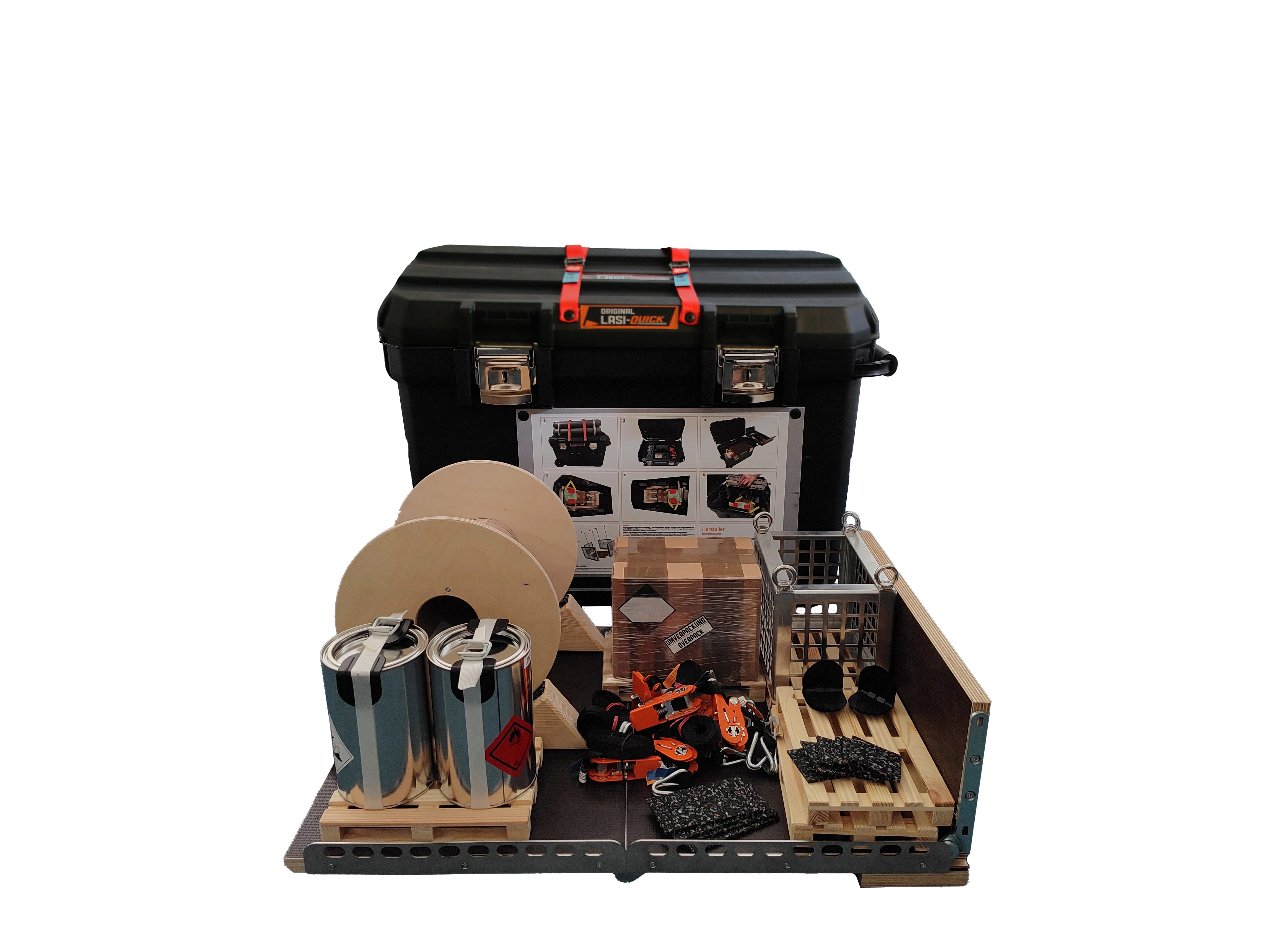 Lasi-Quick micro basic, eine Fassladung micro, eine Kartonladung micro und eine Kabeltrommel micro liegen vor dem schwarzen Trolley.