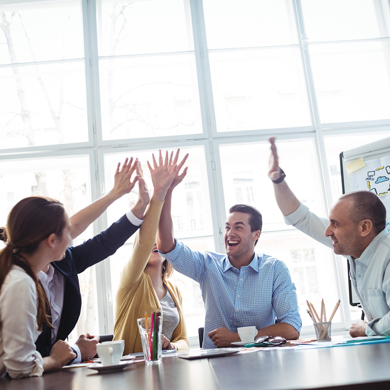 Eine Schulungsgruppe fiert den Gruppenrabatt der MORAVIA Akademie