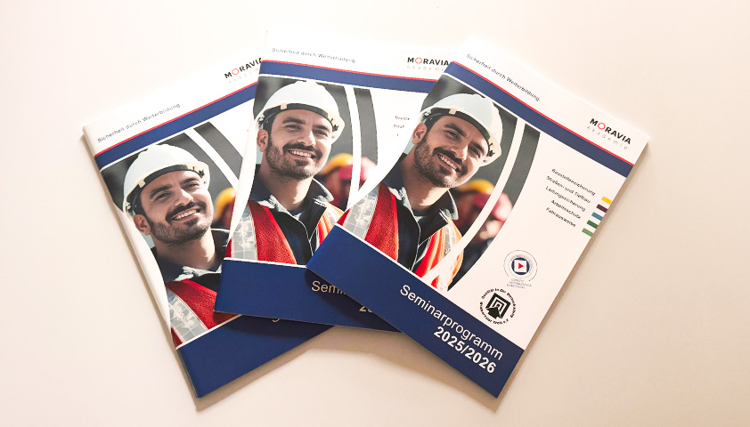 Neu erschienen: Der neue Seminarkatalog 2025/2026 Drei gedruckte Exemplare des Seminarprogramms 2025/2026 der MORAVIA AKademie.