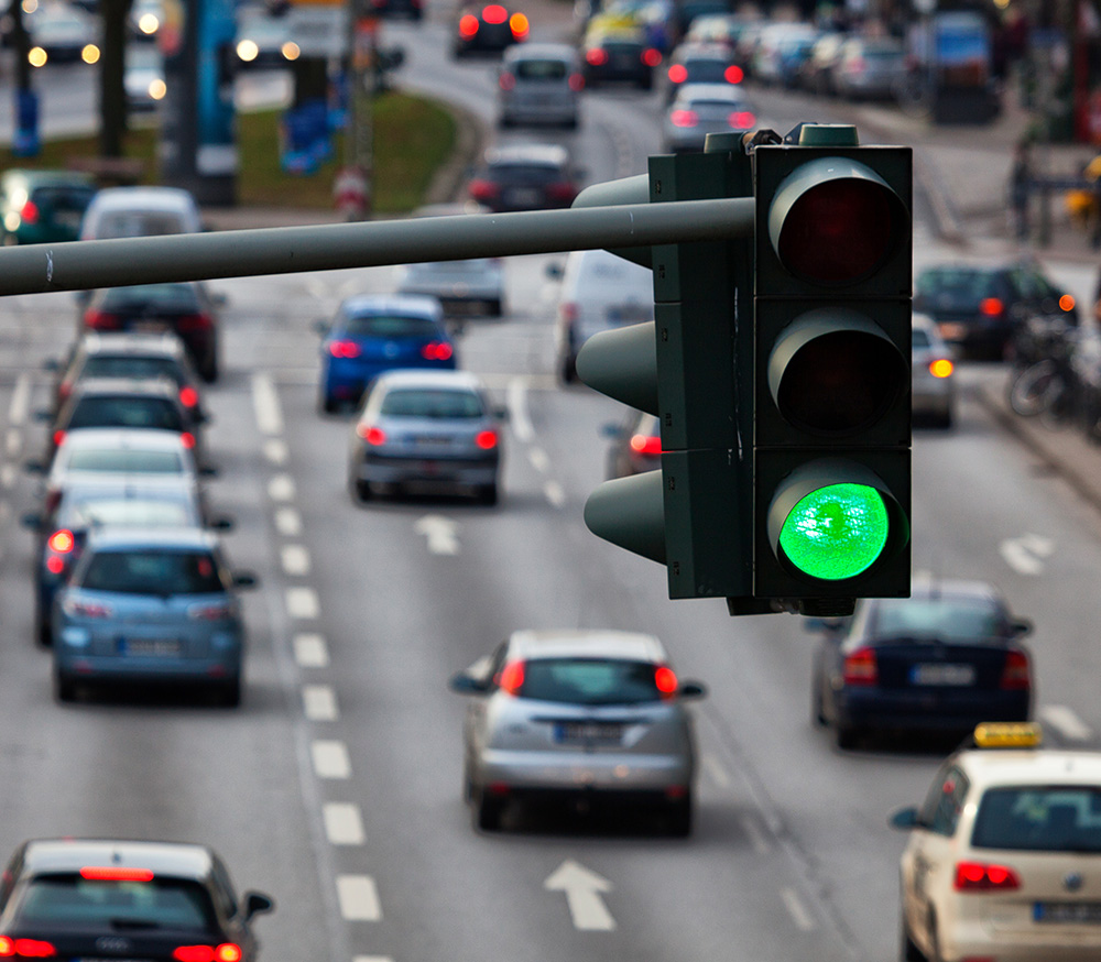Grün geschaltete Lichtsignalanlage Fließender Verkehr bei einer grün geschalteten Lichtsignalanlage