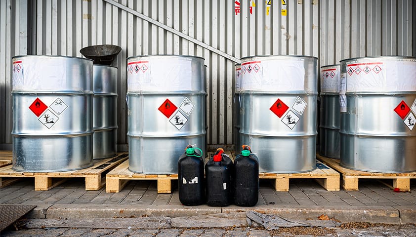 Gefahrgut in verschiedenen Transportmitteln werden gezeigt