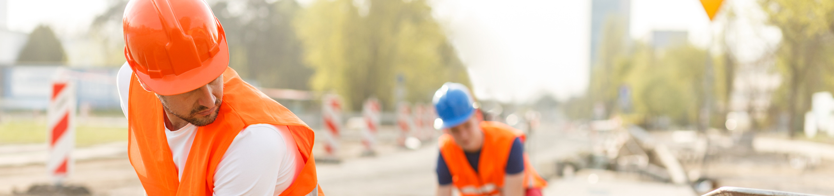 Baustelle auf der Straße, Arbeiter im Straßenbau