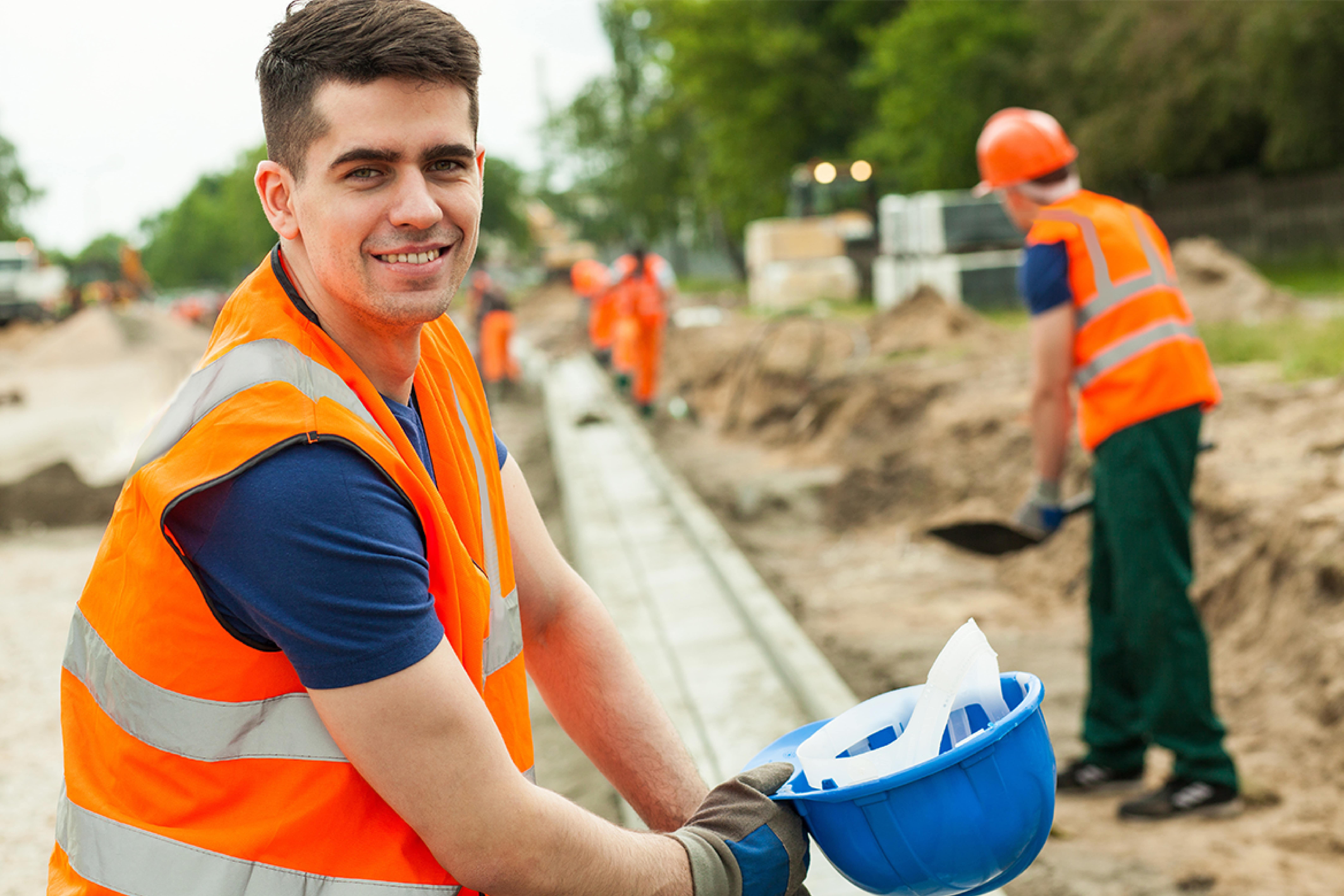 Zusatztermin wegen großer Nachfrage: Zertifikatslehrgang Straßenbau und Straßenerhaltung Mann auf Baustelle lächelt in die Kamera