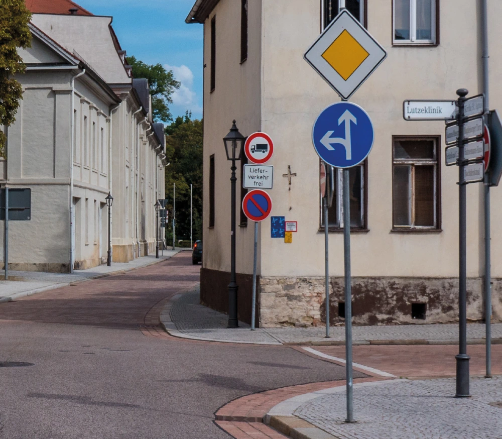 Aufstellen und Unterhalten von Verkehrsschildern Aufstellen und Unterhalten von Verkehrsschildern