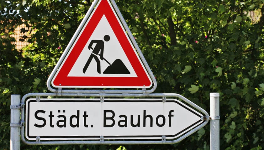 Verkehrszeichen 123 "Arbeitsstelle" mit Zusatz "Städt. Bauhof" mit Bäumen im Hintergrund