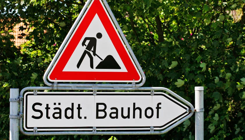 Verkehrszeichen 123 "Arbeitsstelle" mit Zusatz "Städt. Bauhof" mit Bäumen im Hintergrund
