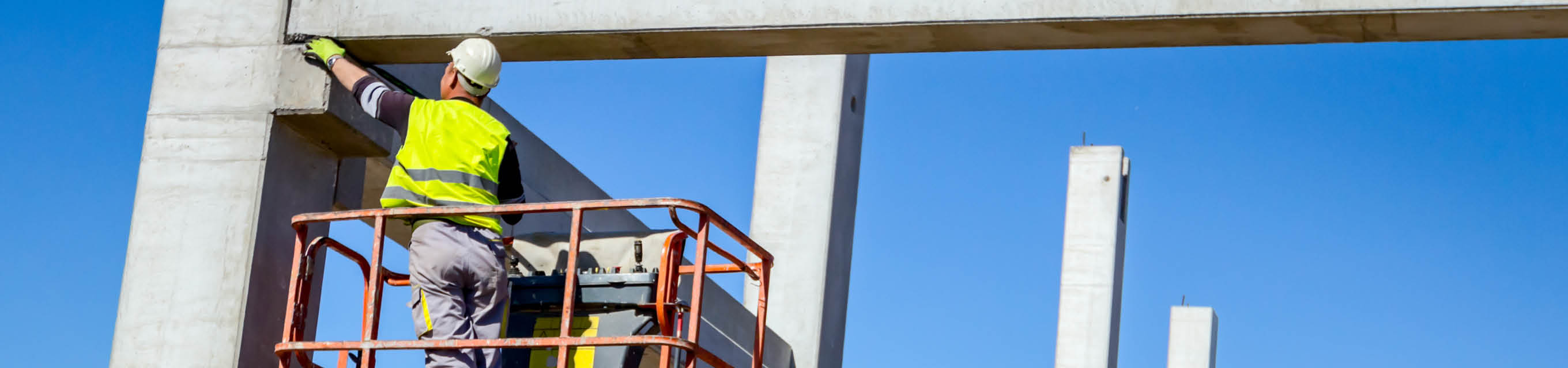 Verwendung von Arbeitsmitteln durch Beschäftigte – was ist zu qualifizieren? Ein Arbeiter steht auf einem Teleskopstapler auf einer Baustelle
