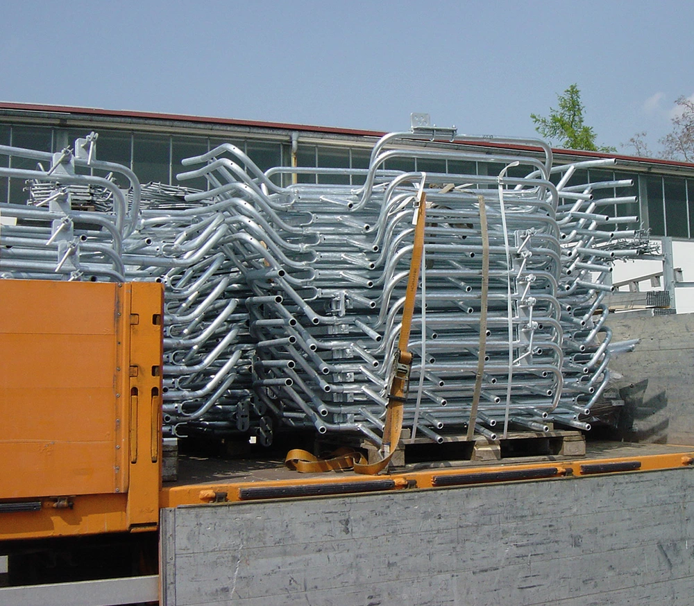Ladefläche eines Lastwagens, der mit einer Vielzahl von Metallrohren gefüllt ist.