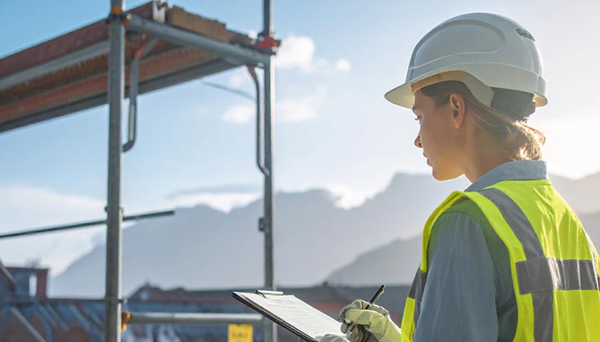 Kontrolle und Inaugenscheinnahme eines Baugerüst