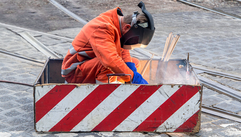 Arbeiter arbeitet an einer Schiene