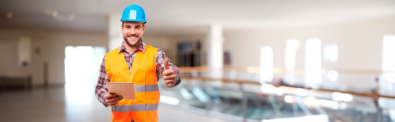 Zertifikatslehrgang Daumen hoch Ein Mann in orangefarbener Weste und Schutzhelm hält ein Klemmbrett in der Hand und gibt einen Daumen hoch.
