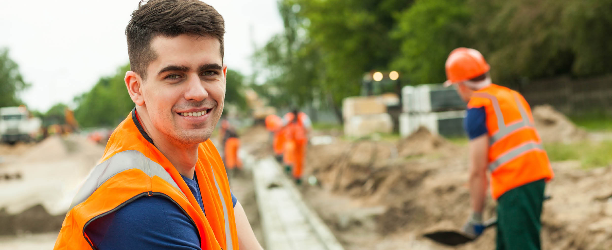 MORAVIA Akademie Aktuell: Nachhaltigkeit im Straßenbau Mann auf Baustelle lächelt in die Kamera