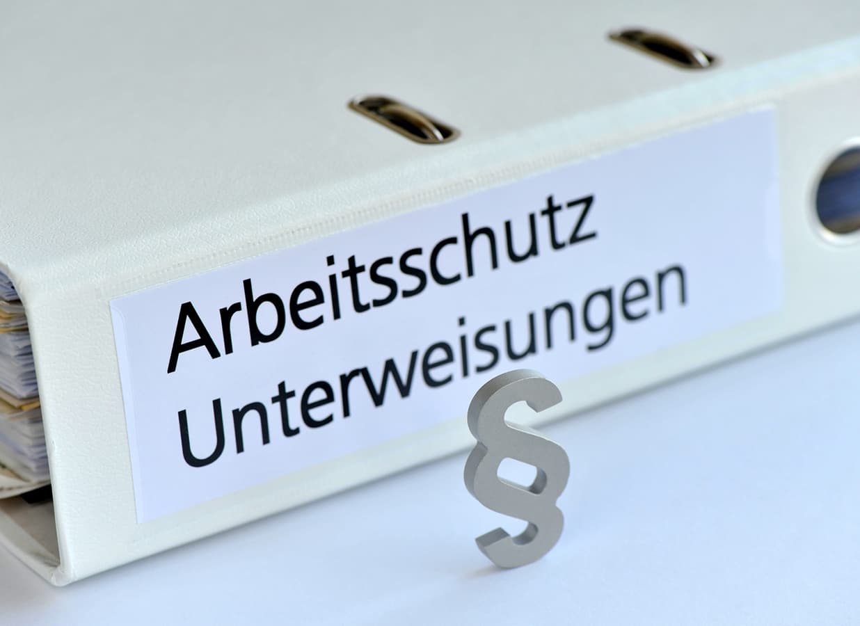Verpflichtende Unterweisungen für den Arbeitsschutz Ein Ordnerrücken zeigt die verpflichtenden Unterweisungen zum Arbeitsschutz