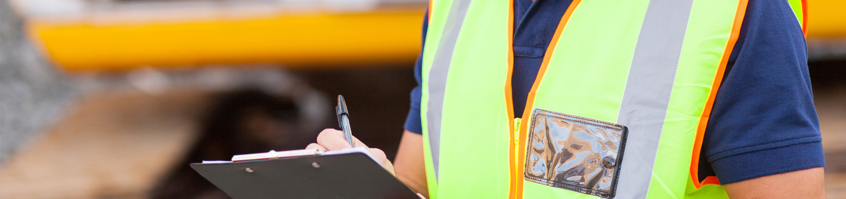 DGUV Vorschrift 2: Das ändert sich 2025 für selbständige Sicherheitsfachkräfte (SiFas) Sicherheitsfachkraft (SiFa) prüft die Sicherheit auf der Baustelle.