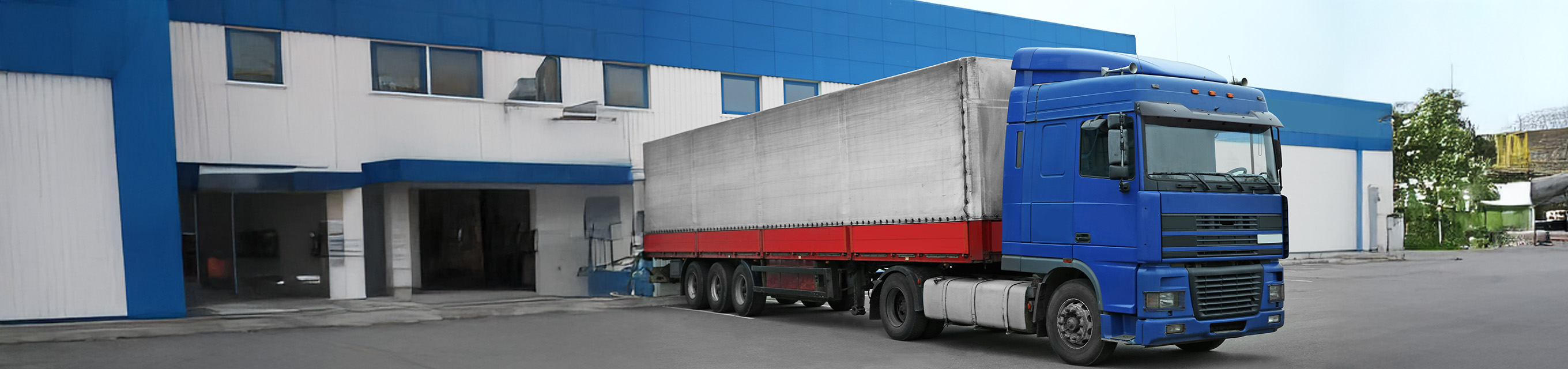 LKW-Einweiser: Ein unterschätztes Element betrieblicher Sicherheit Eingewiesener LKW an einer Laderampe